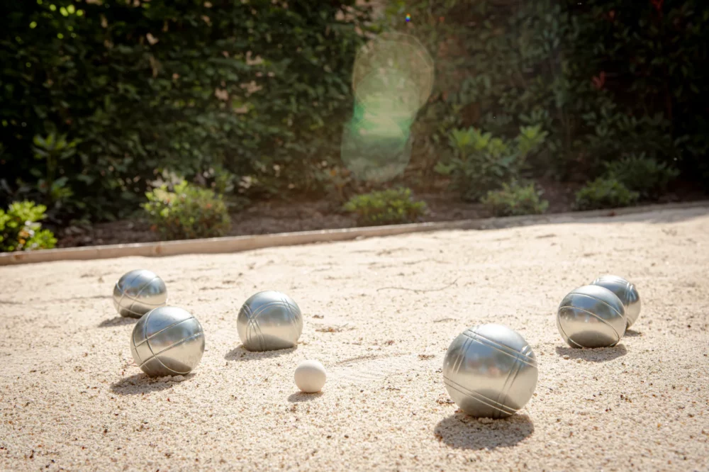 Exterieur van La Joyeuse: jeu de boules ballen
