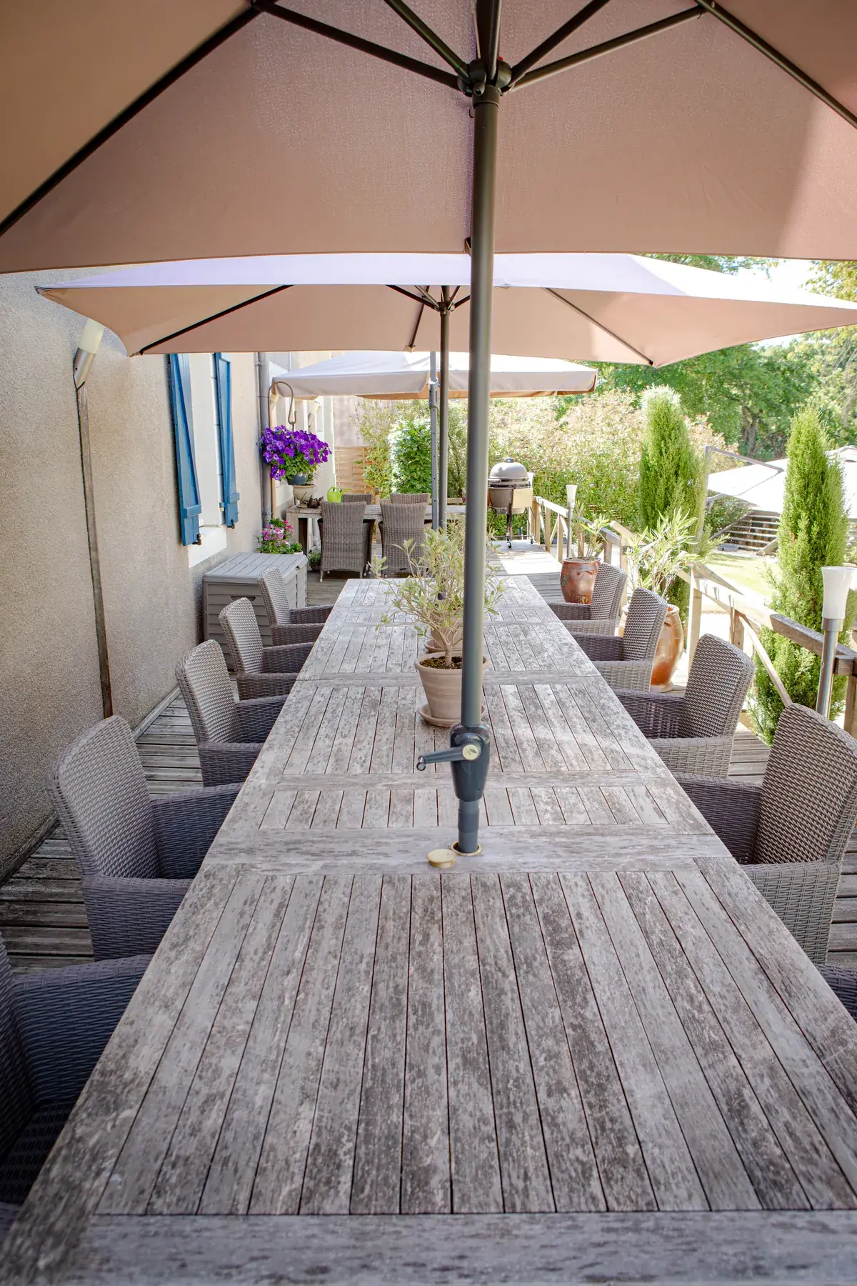 Exterieur van La Joyeuse: lange tafel terras