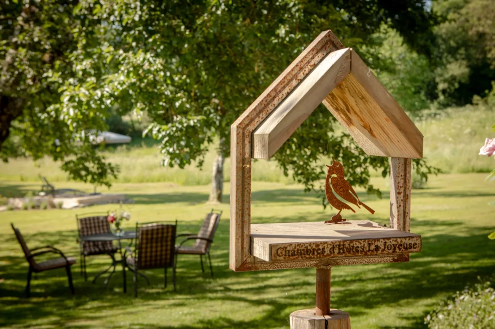 Exterieur van La Joyeuse: vogelhuis tuin