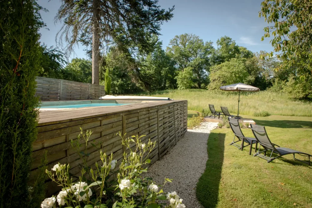 Exterieur van La Joyeuse: zwembad tuin