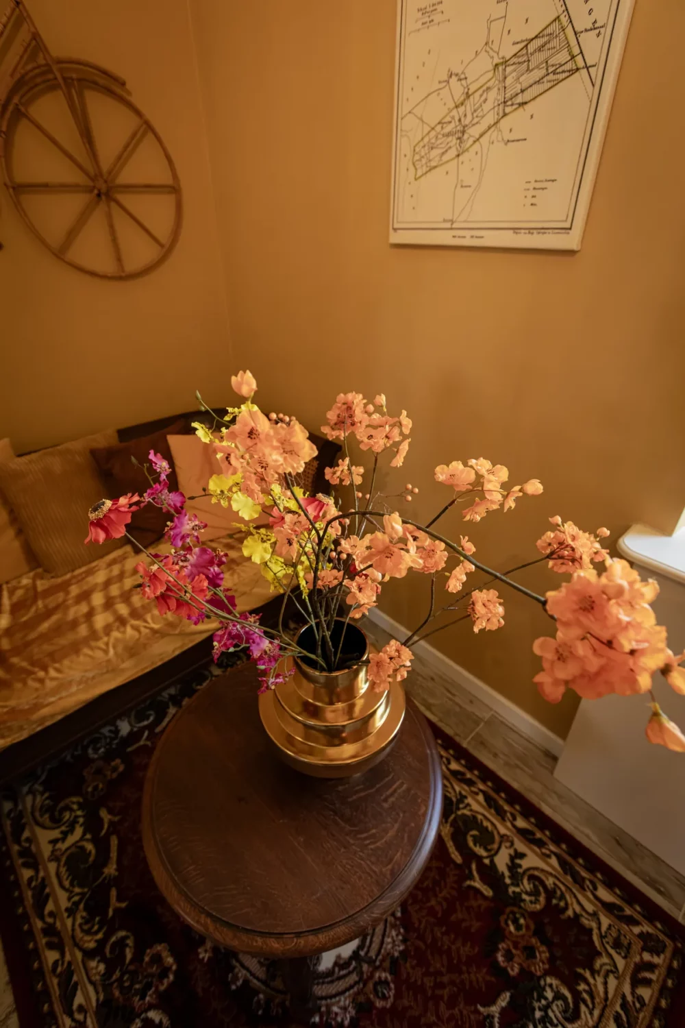 Interieur van La Joyeuse: bloemen tafel detail