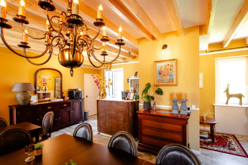 Buffet en servies in de eetkamer van La Joyeuse