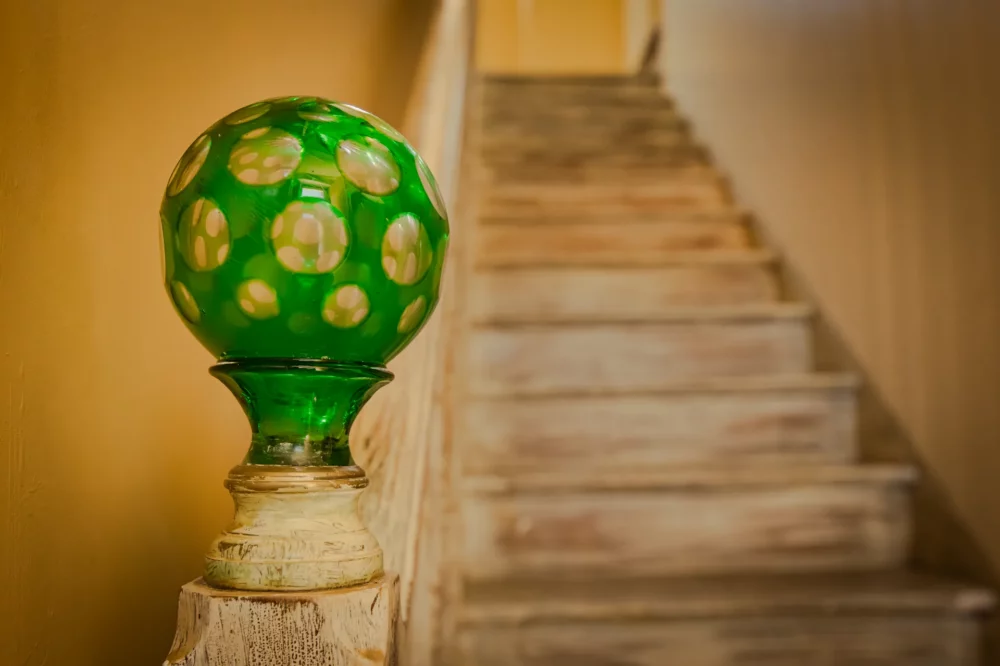 Interieur van La Joyeuse: trapleuning detail