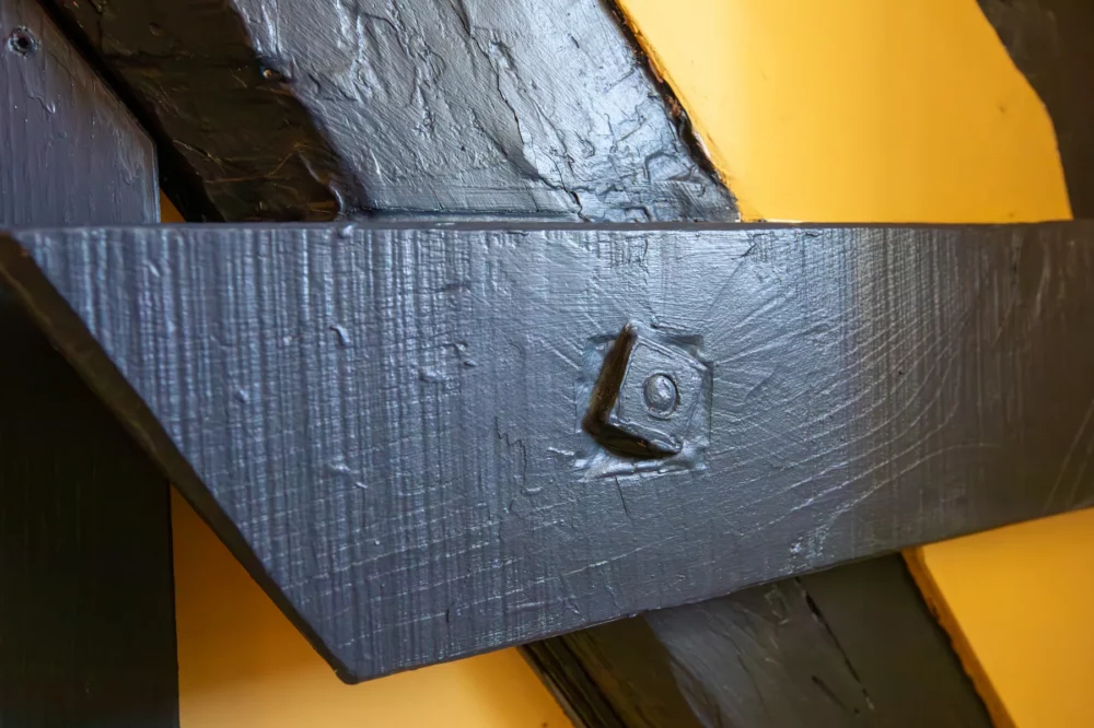 Detail van houten balken in kamer Beau Merle bij La Joyeuse