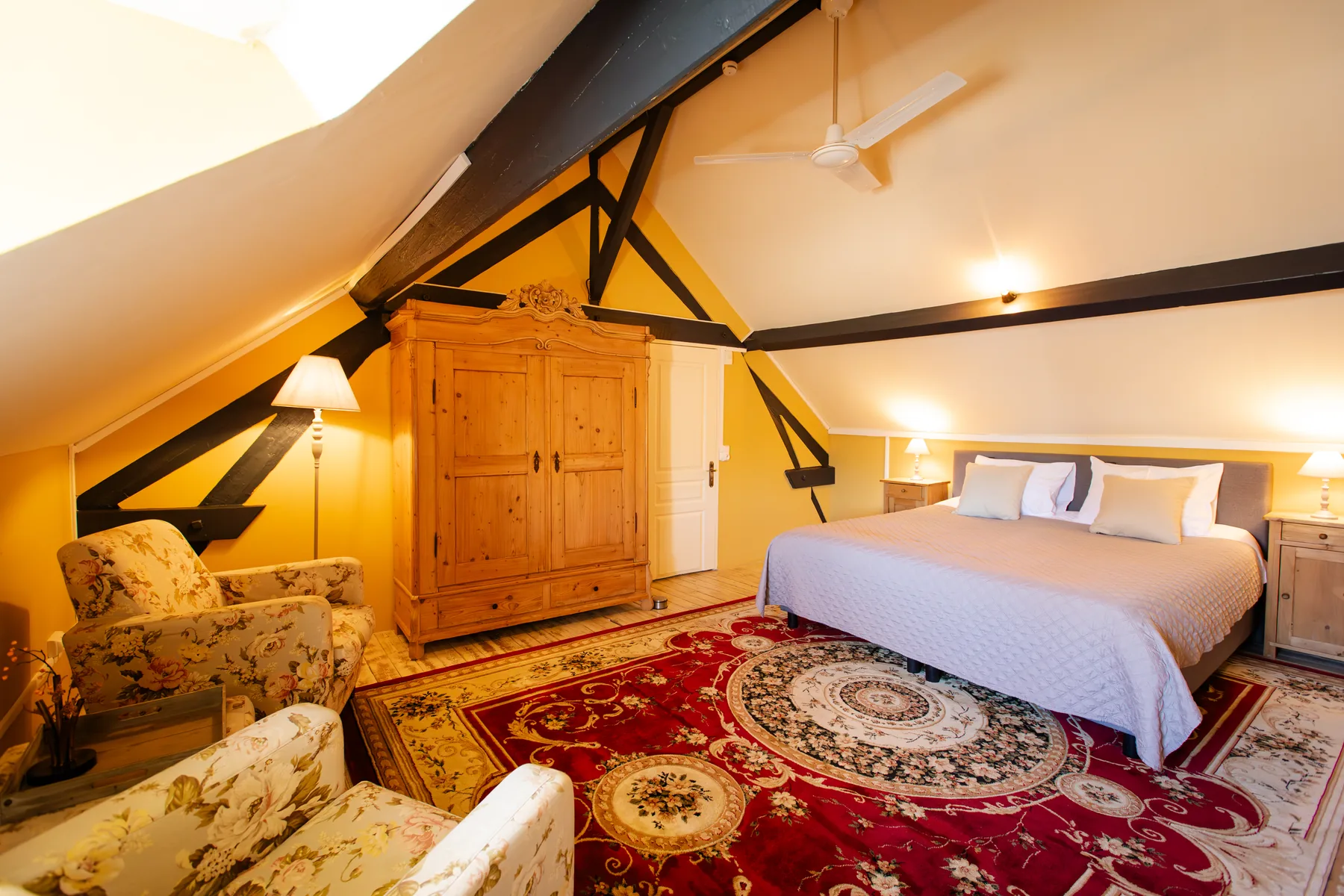 Overzicht van kamer Beau Merle met bed bij La Joyeuse