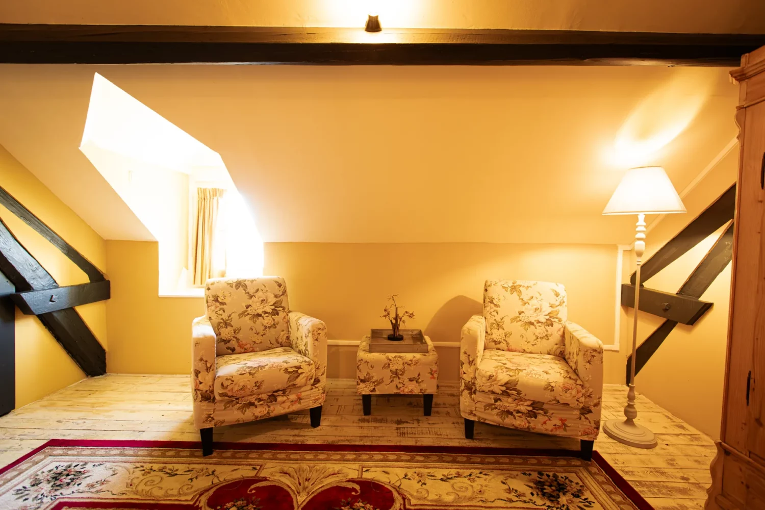 Zithoek in kamer Beau Merle bij La Joyeuse
