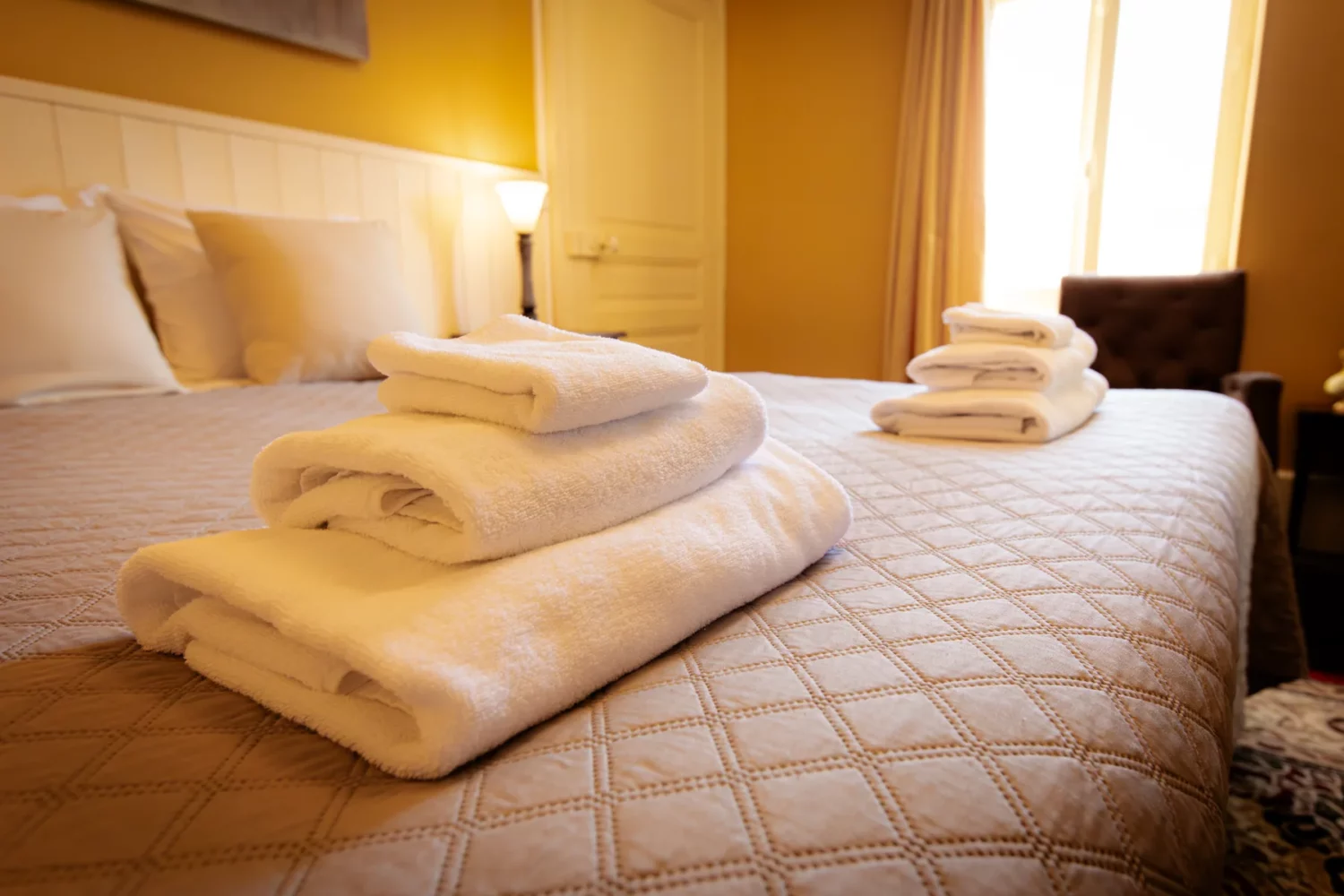 Bed met handdoeken in kamer Clos bij La Joyeuse