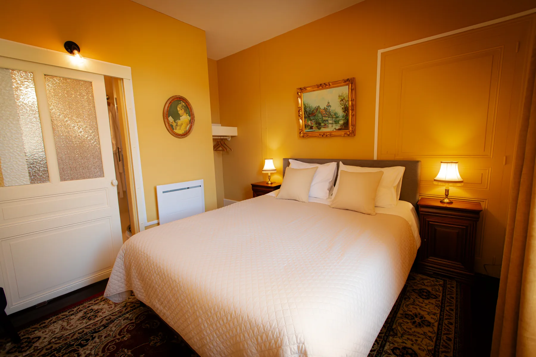 Overzicht van kamer Cubes met bed bij La Joyeuse