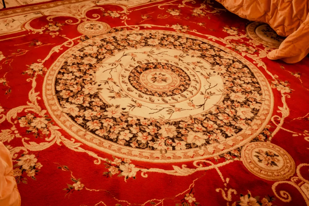 Detail van het tapijt en de inrichting in kamer Oppidum bij La Joyeuse