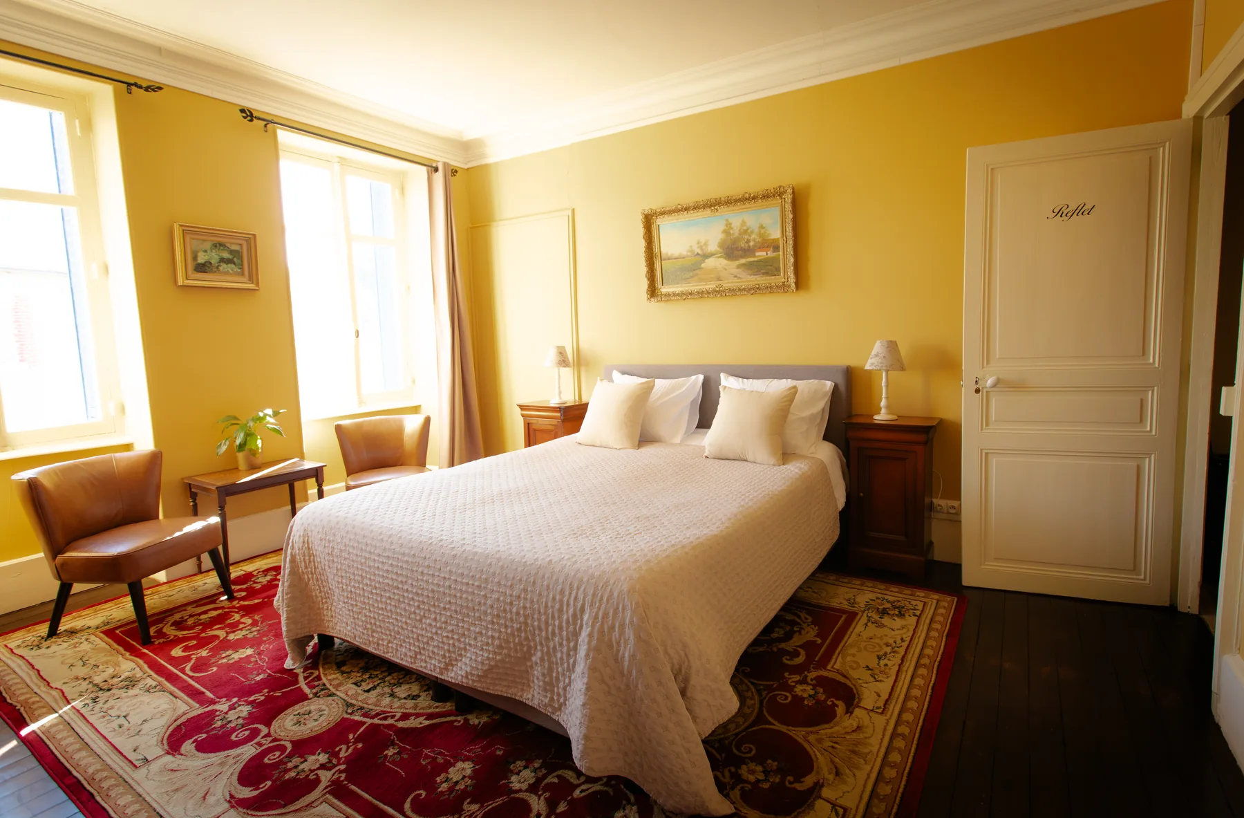 Overzicht van kamer Reflet met bed bij La Joyeuse