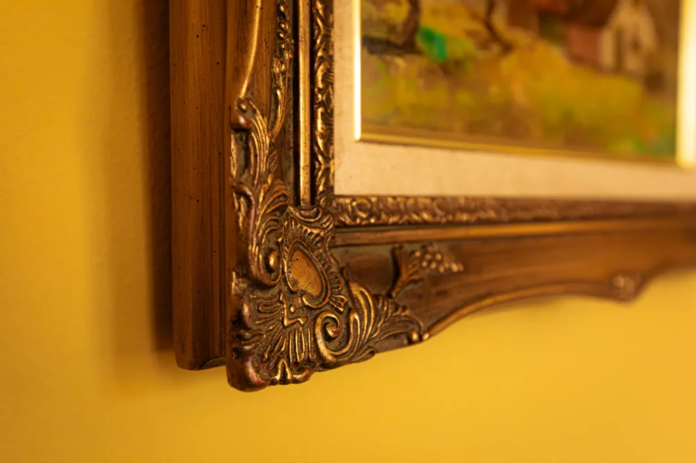 Detail van schilderijlijst in kamer Reflet bij La Joyeuse