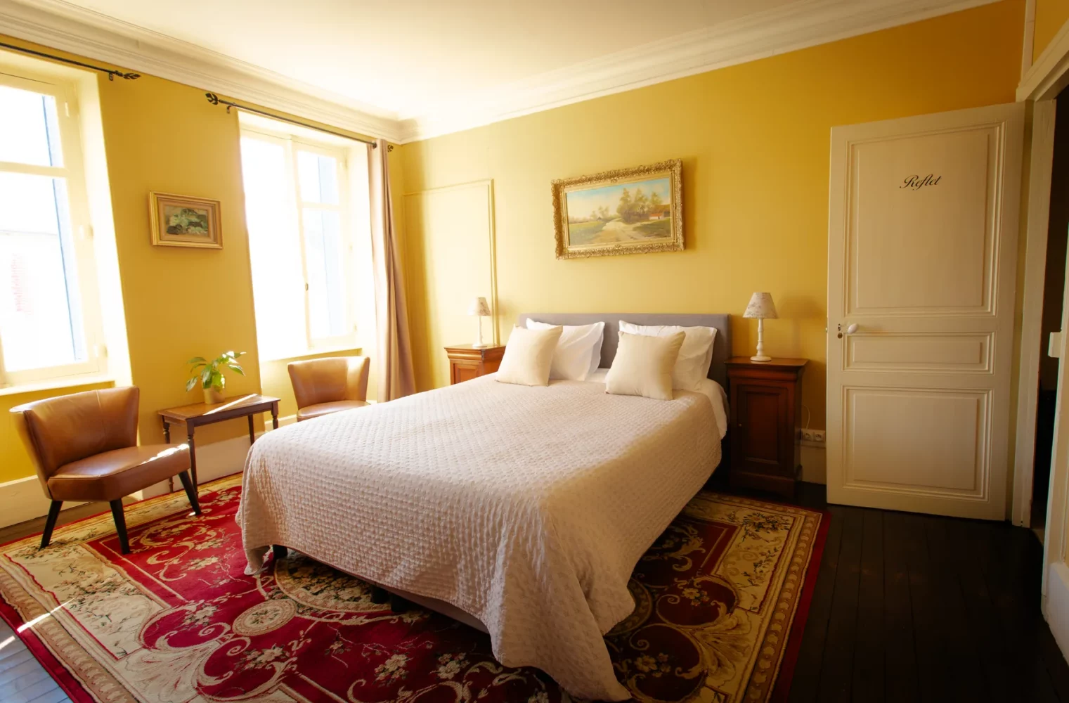 Vue d’ensemble de la chambre Reflet et de son lit à La Joyeuse