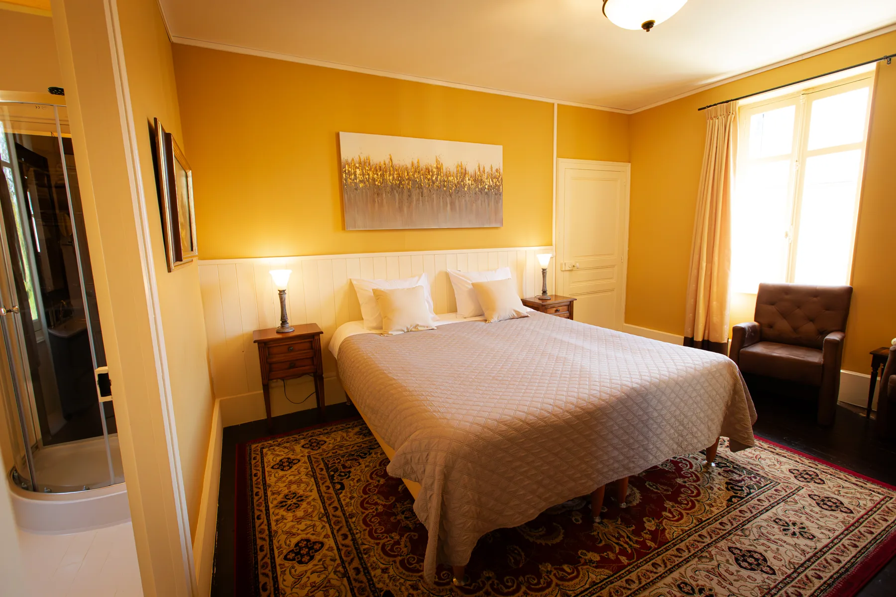 Ruime kamer Clos met bed en zithoek bij La Joyeuse
