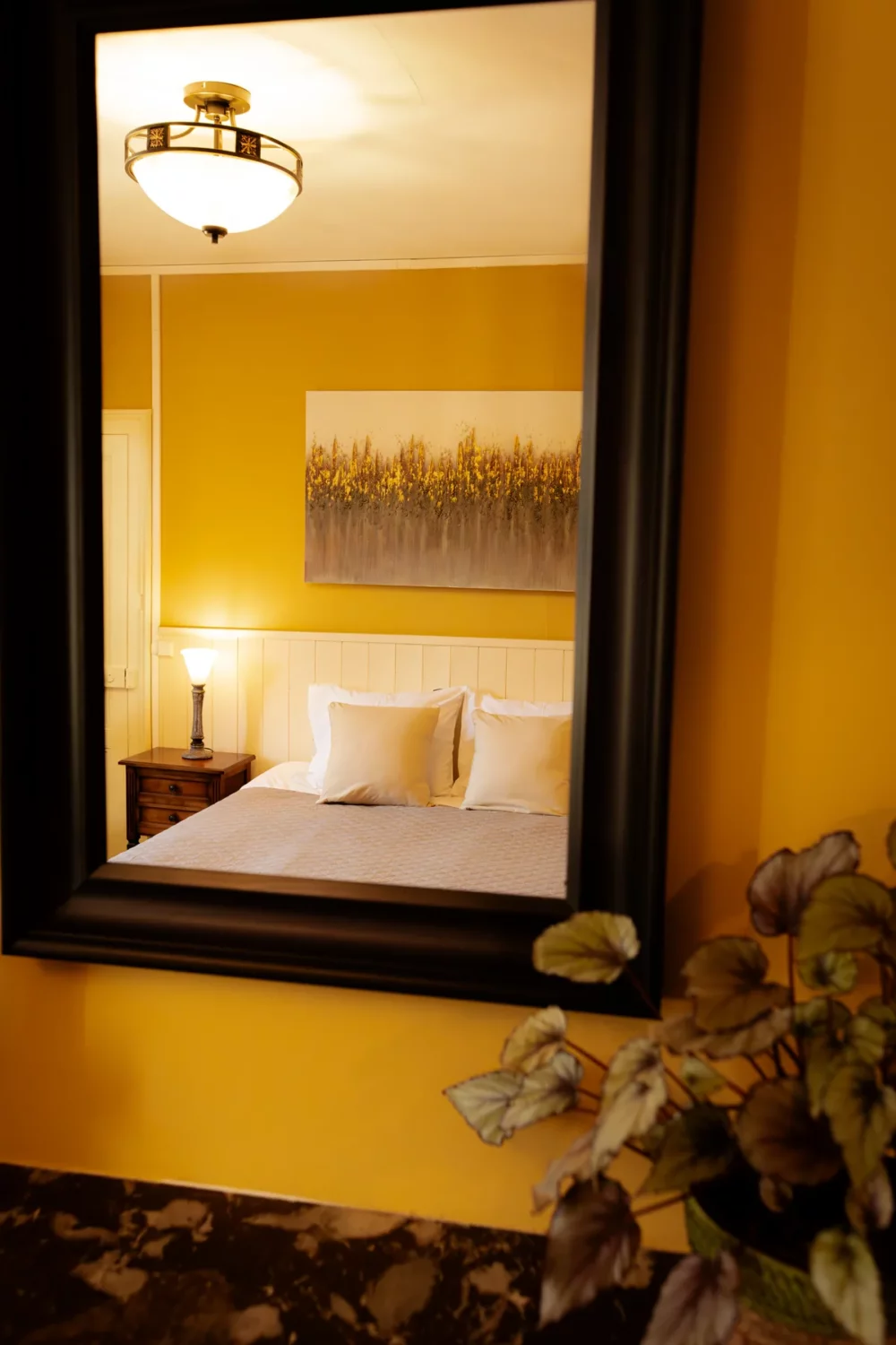 Sfeerdetail met spiegel in kamer Clos bij La Joyeuse