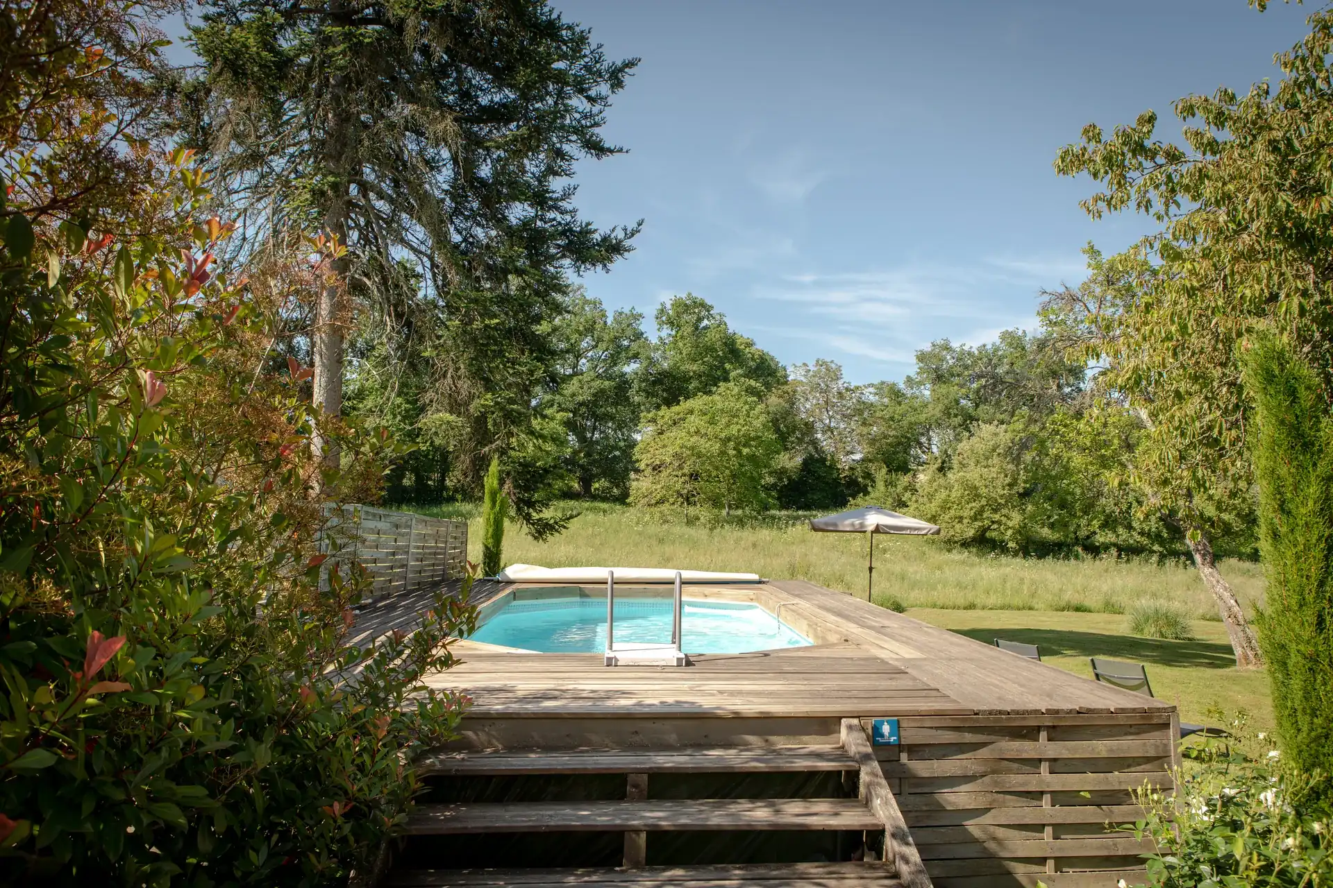 Piscine et jardin de La Joyeuse Vue d’ensemble de la piscine et du jardin de La Joyeuse