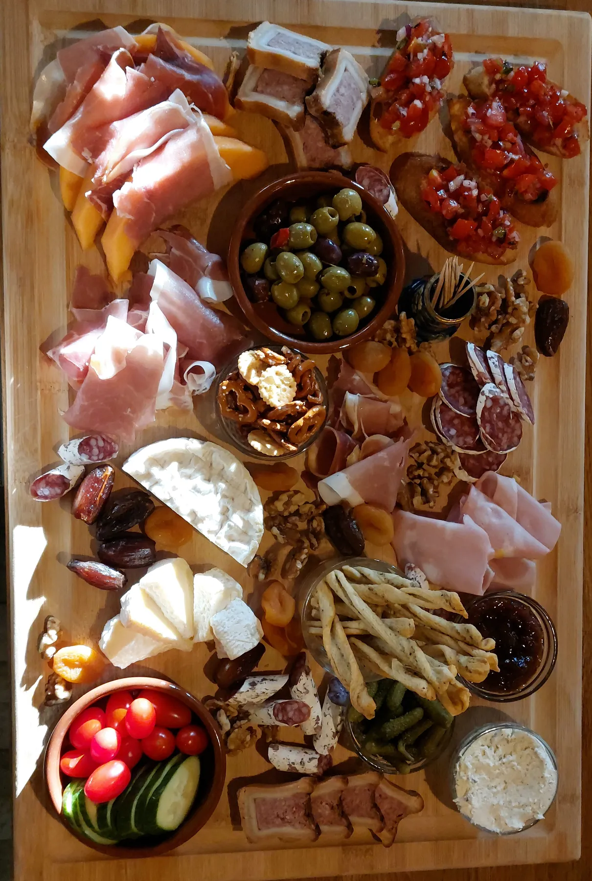 Sharing platter with snacks for a wine tasting at La Joyeuse